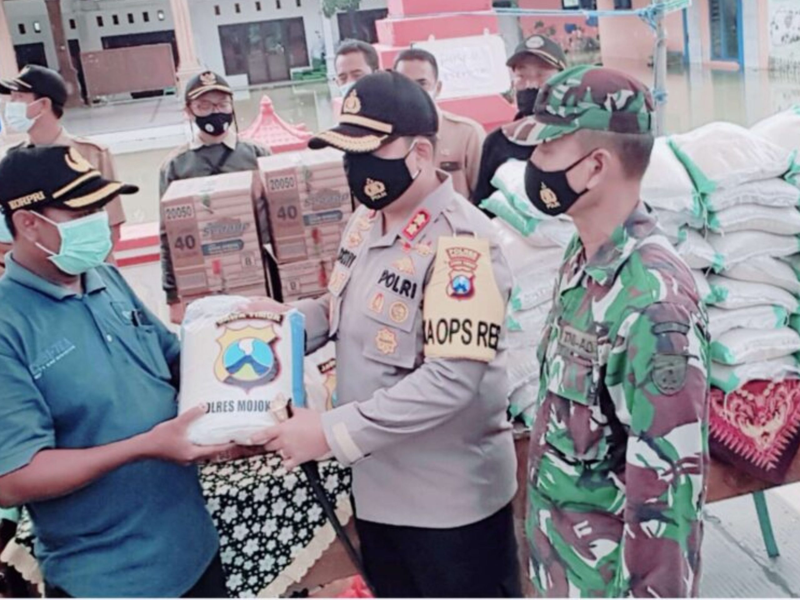 Kapolres dan Kodim 0815 Salurkan Sembako Korban Banjir Desa Tempuran, Kec. Sooko