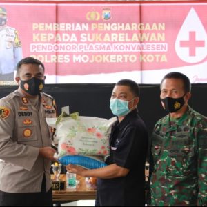 Polresta Mojokerto Beri Penghargaan pada Sukarelawan Pendonor Plasma