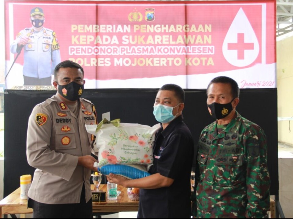 Polresta Mojokerto Beri Penghargaan pada Sukarelawan Pendonor Plasma