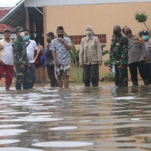 Bupati Faida Salurkan Bantuan Warga Tedampak Bencana Banjir