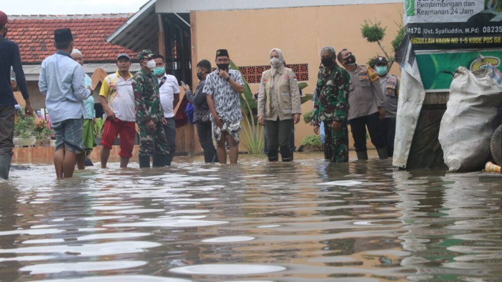 Bupati Faida Salurkan Bantuan Warga Tedampak Bencana Banjir