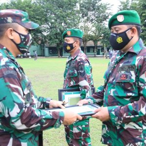 Dandim 0815 Beri Penghargaan Prajurit Berprestasi