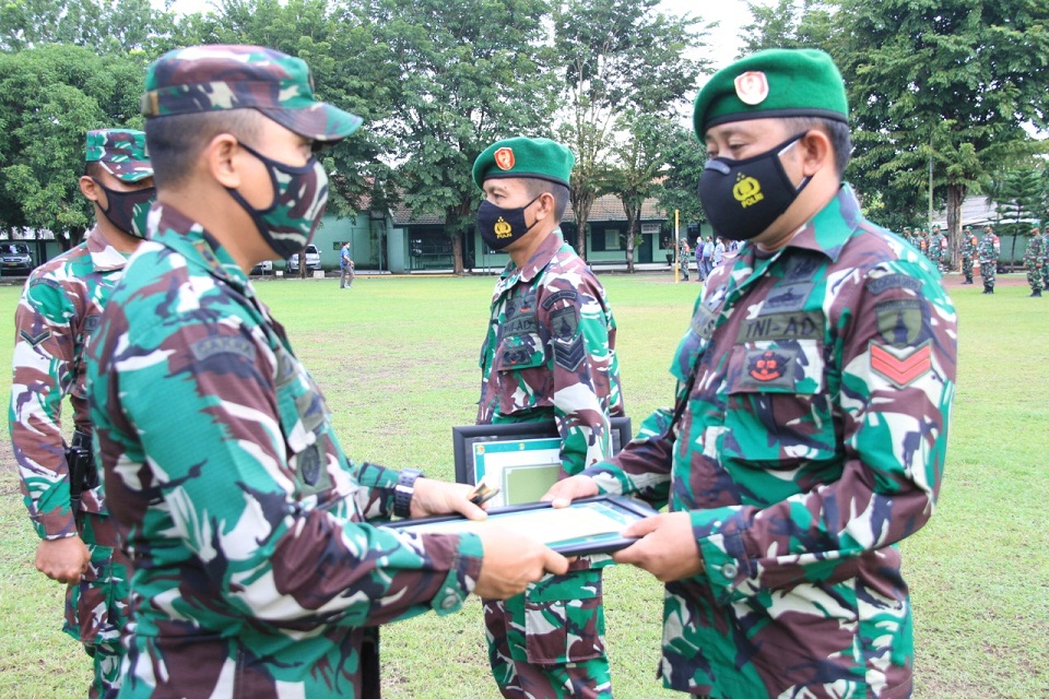 Dandim 0815 Beri Penghargaan Prajurit Berprestasi