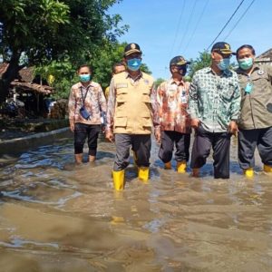 Pemkab Serahkan Bantuan Korban Banjir Jotangan-Mojosari