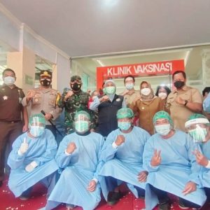 Khofifah & Ning Ita Resmikan Klinik Vaksinasi RSUD