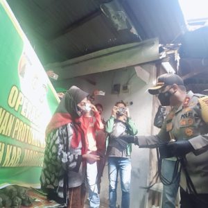 Pertahankan Zona Kuning, Aparat Mojokerto Bagikan Masker di Pasar