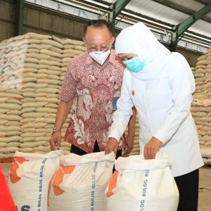 Gubernur Khofifah Minta Bulog Dan BUMN Tingkatkan Serapan Pembelian Beras Petani