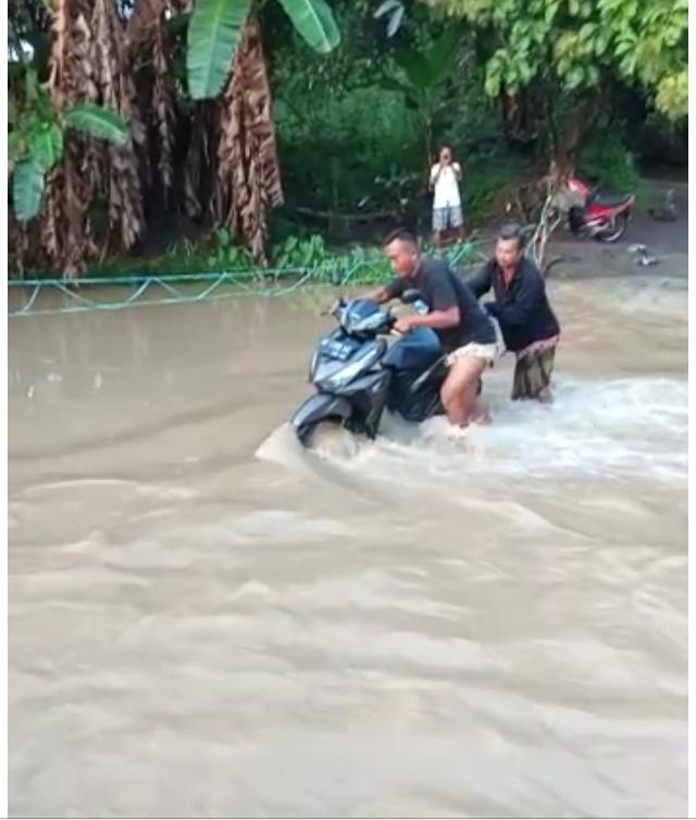 Jembatan Penghubung Dua Dusun Putus Warga Harus Memutar Seberangi Sungai