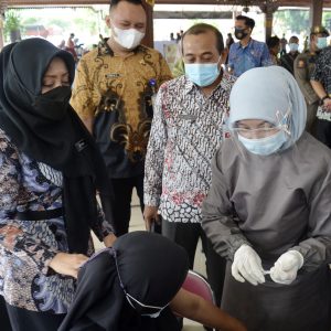 Bupati Ikfina Tinjau Pelaksanaan Vaksin Covid-19 Bagi 900 ASN