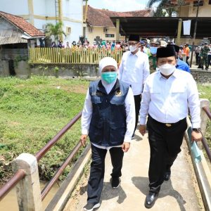 Usai Hadiri Sertijab Bupati Jember, Gubernur Tinjau Lokasi Banjir