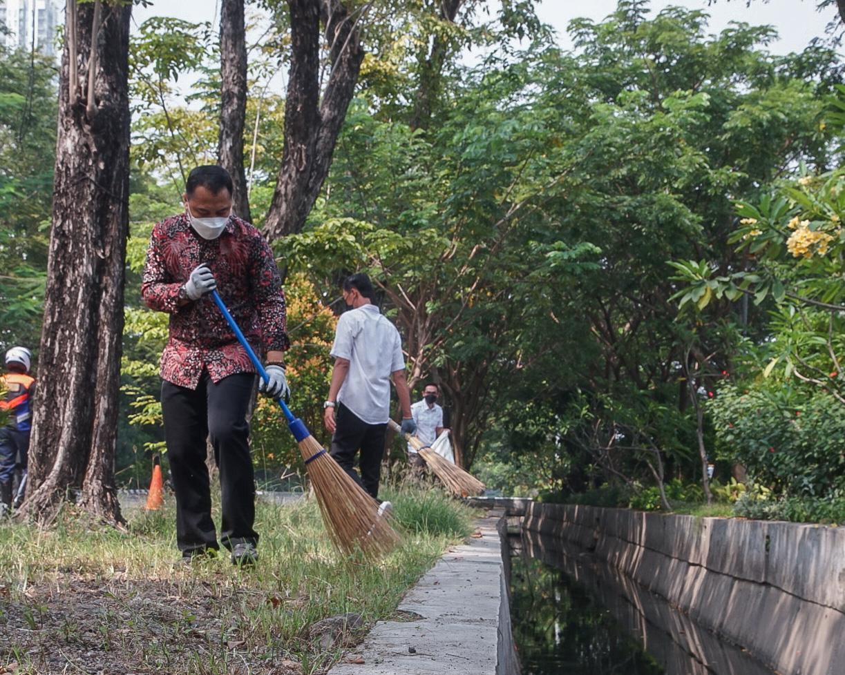 Nyapu Sampah di Kawasan A. Yani, Eri Minta DKRTH Evaluasi Penempatan Satgas 