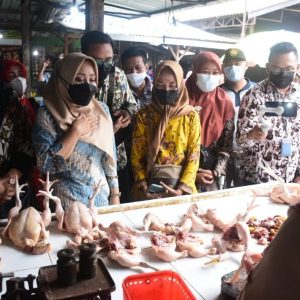 Bupati Ikfina Sidak Harga Daging Ayam Pasar Legi Mojosari