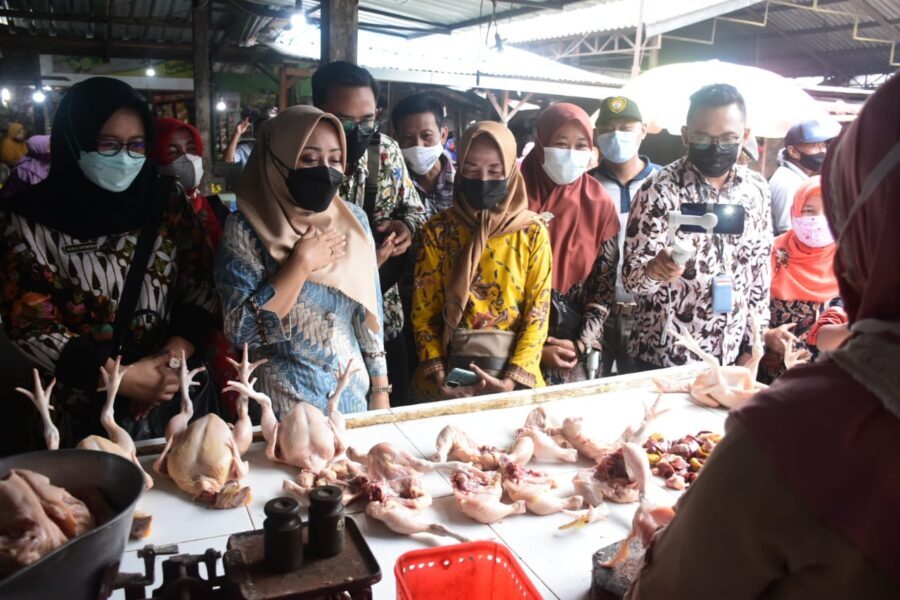 Bupati Ikfina Sidak Harga Daging Ayam Pasar Legi Mojosari