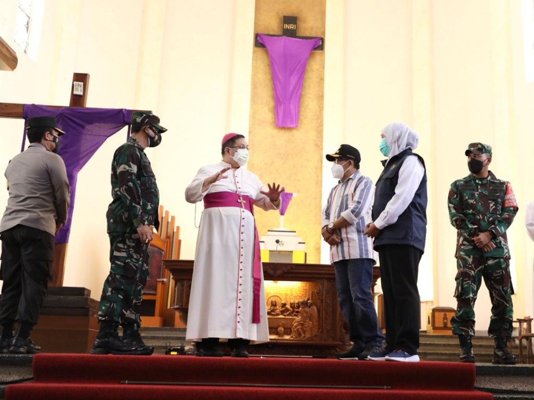 Kunjungi Gereja Katedral Malang, Gubernur Beri Bantuan Alat Kesehatan