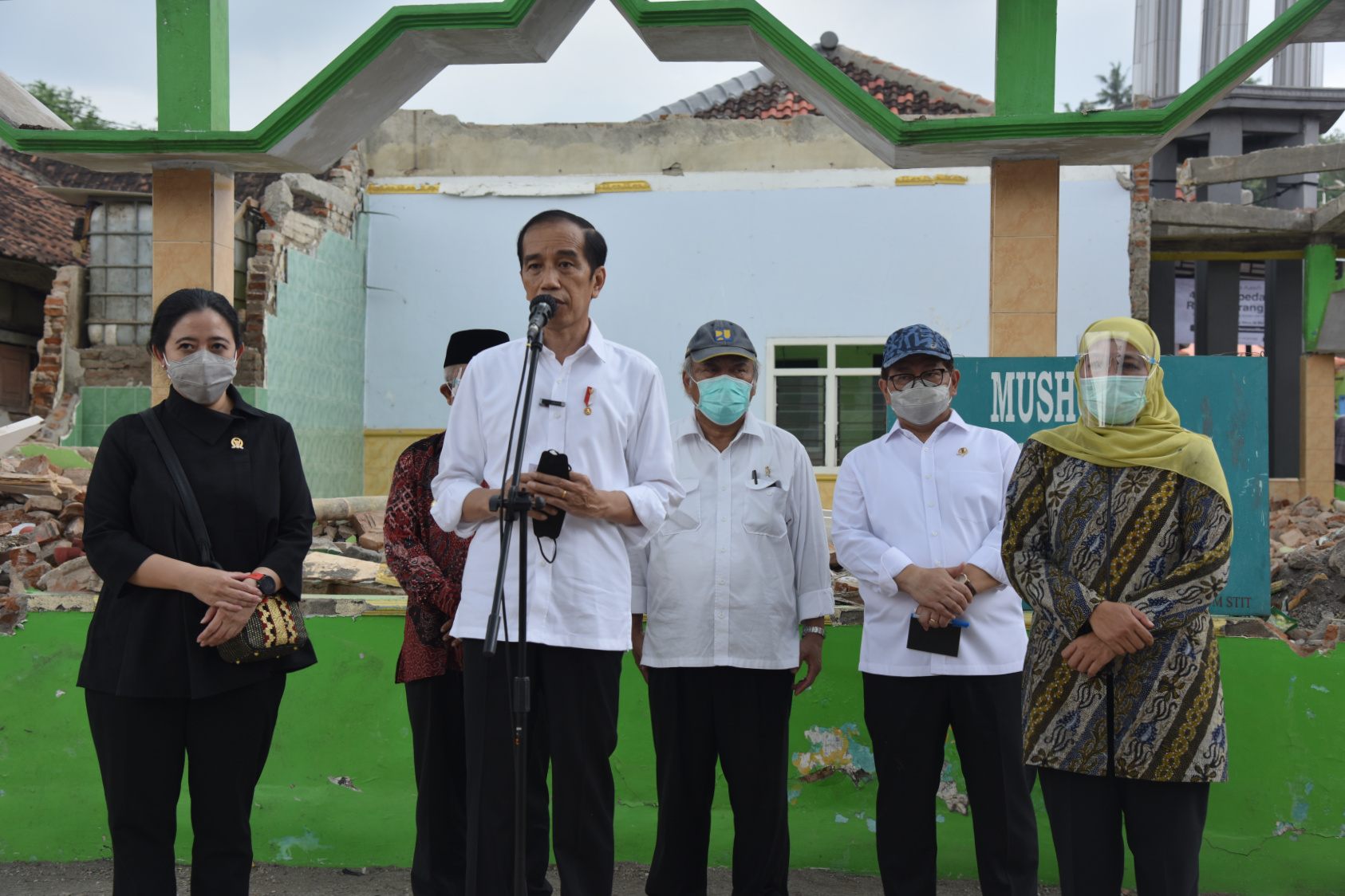 Jokowi Teken PP THR dan Gaji ke-13