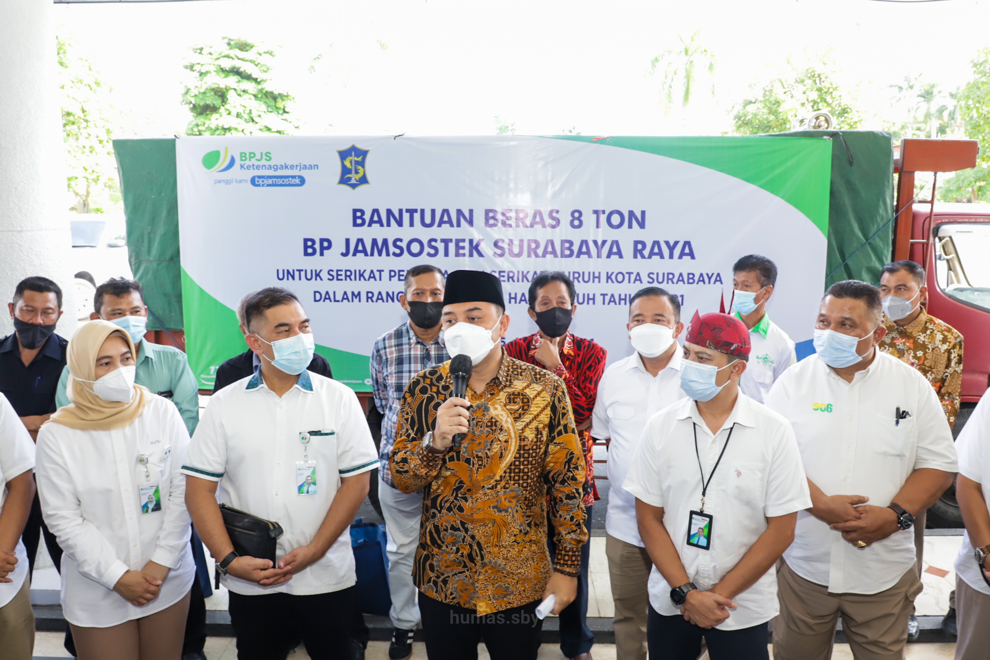 BP-Jamsostek se-Surabaya Bantu 8,1 Ton Beras kepada Buruh