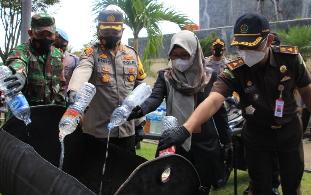 Polres Magetan Musnahkan Ribuan Botol Miras