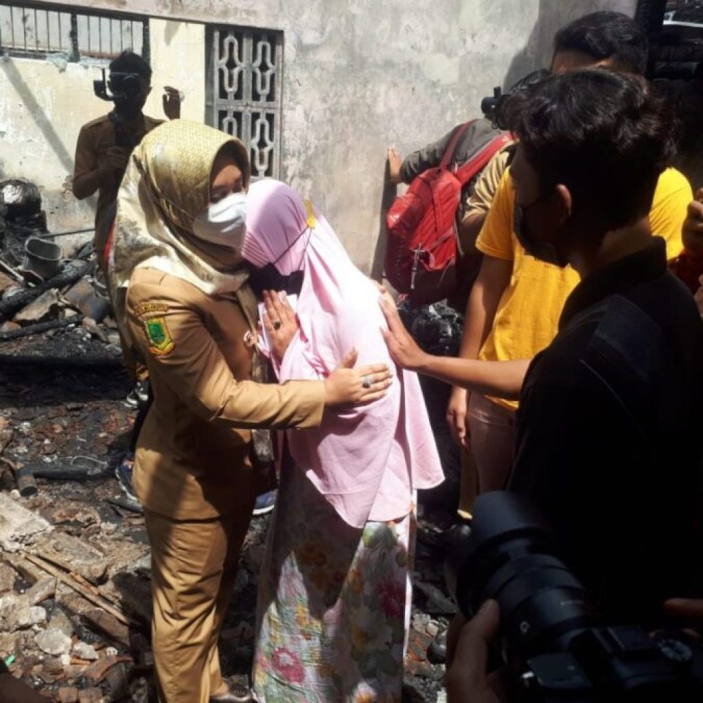 Ning Ita Bantu Korban Kebakaran Rumah di Jalan Brawijaya