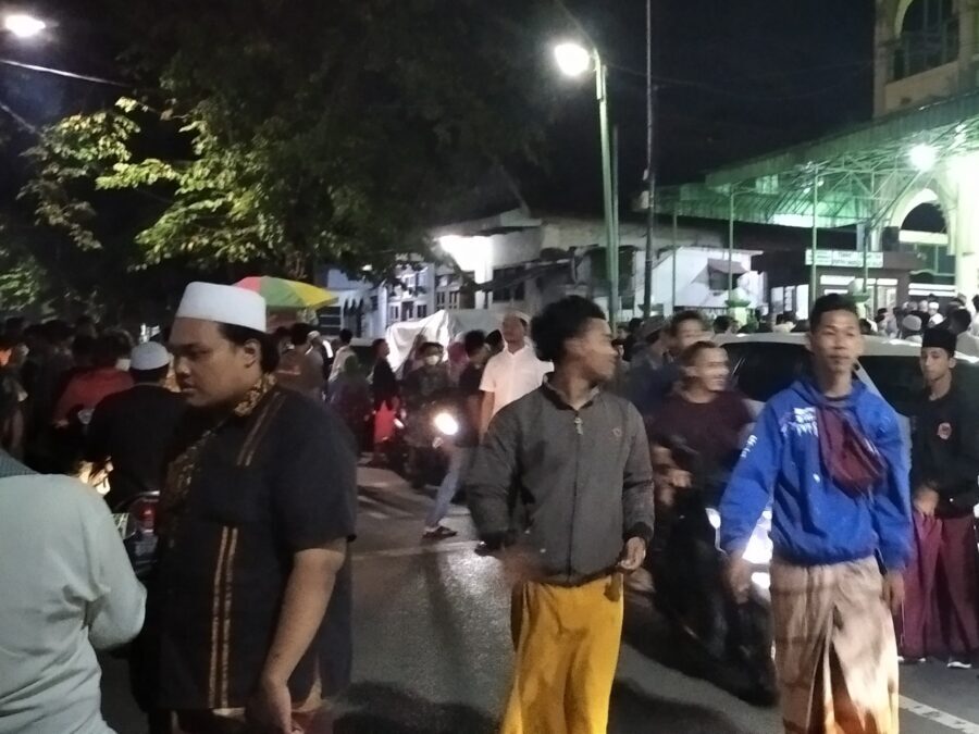 Umat Muslim Berburu Malam Lailatul Qodar Di Masjid Agung Bangil