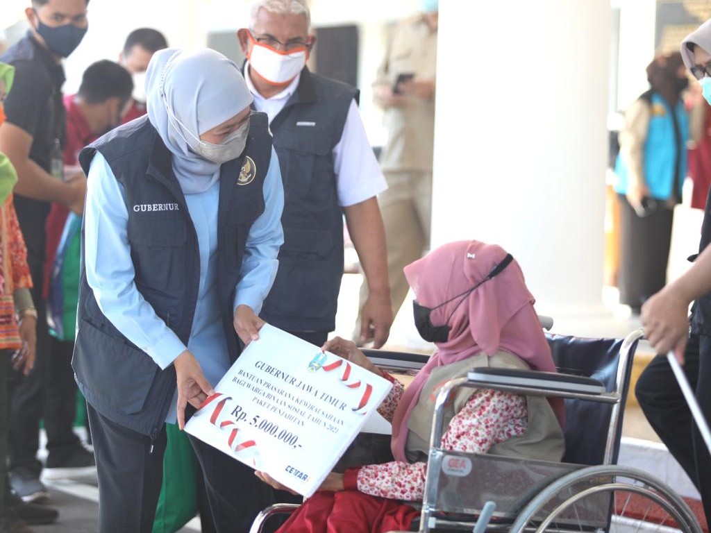 Gubernur Khofifah Berbagi 200 Paket Sembako pada Wong Cilik