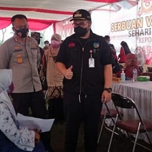 Mas Bup Dhito Tinjau Vaksinasi Massal di Stadion Canda Bhirawa