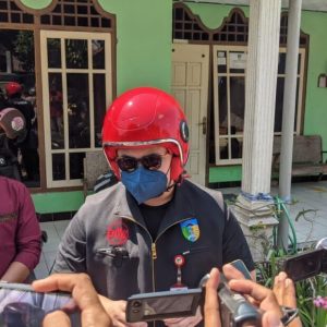 Kendarai Vespa, Bupati Kediri Bagikan Bansos ke Warga Isoman