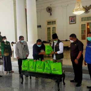 Bupati Terima Bantuan Sembako dari PT Pegadaian Syariah