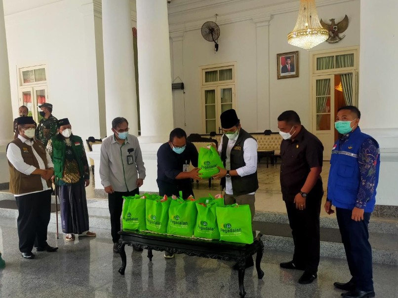 Bupati Terima Bantuan Sembako dari PT Pegadaian Syariah