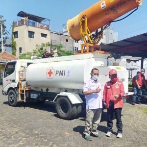 Putus Penyebaran Covid, PMI Batu Lakukan Penyemprotan Jalan Protokol