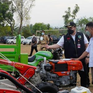 Mas Bup Berikan Alat Pertanian Bagi Poktan dan Gapoktan 