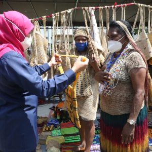 Gubernur Khofifah Janji Undang Pelaku UKM Papua di Pameran Dagang Jawa Timur