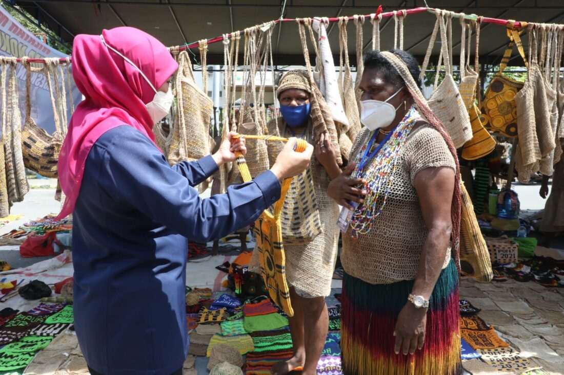 Gubernur Khofifah Janji Undang Pelaku UKM Papua di Pameran Dagang Jawa Timur