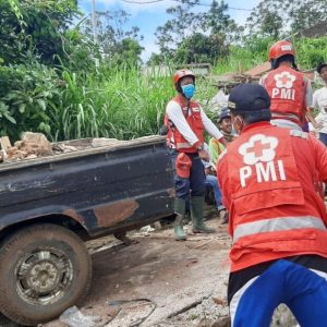 Relawan PMI Jember Bersih-bersih Bekas Banjir Dan Bantu Air Bersih