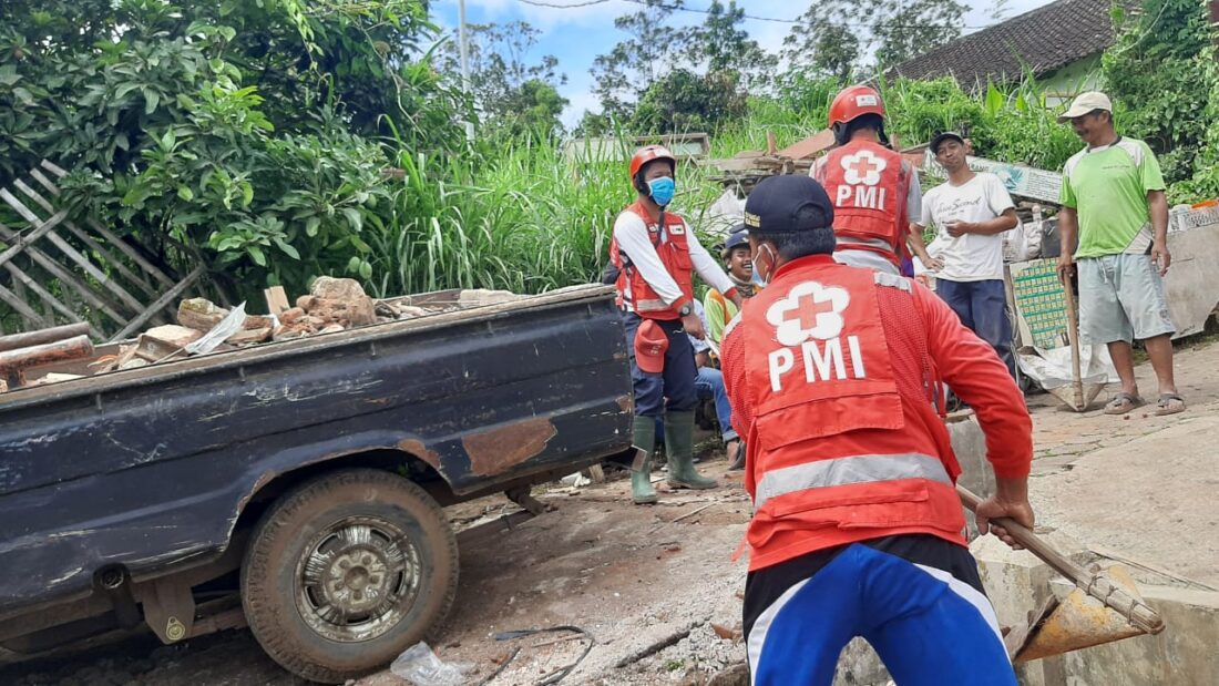 Relawan PMI Jember Bersih-bersih Bekas Banjir Dan Bantu Air Bersih