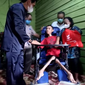 Penghulu Pinang Sebatang Barat Serahkan Bantuan Kursi Roda Kepada Disabilitas