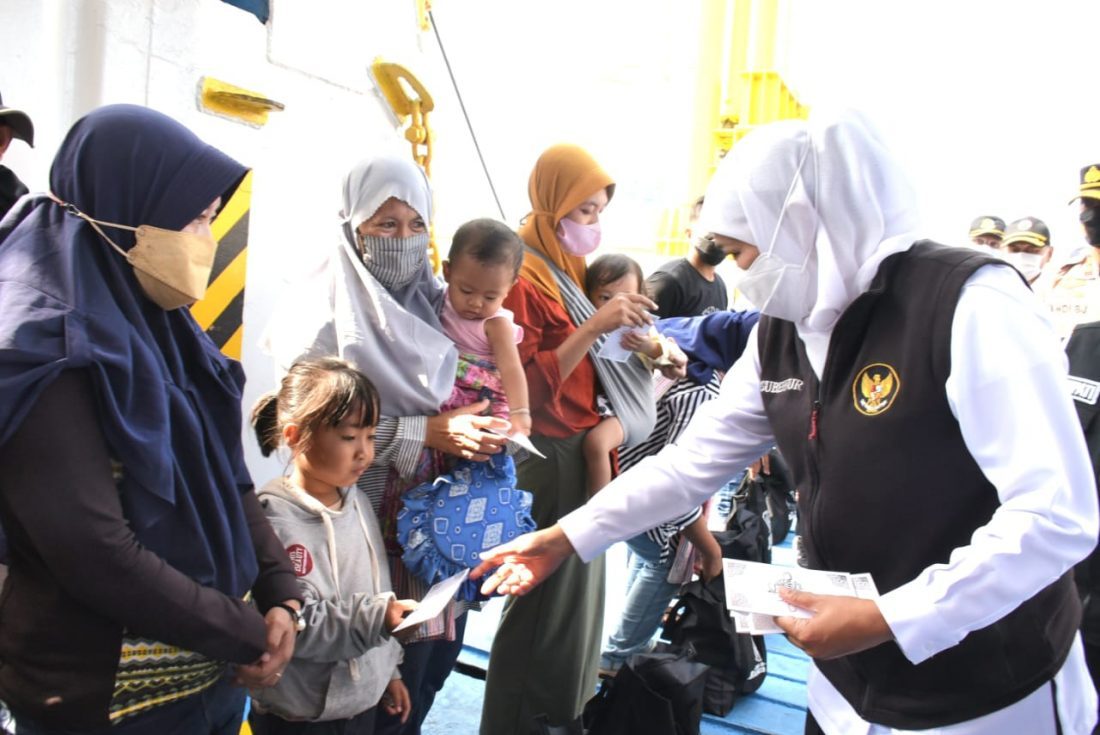 Gubernur Khofifah Tinjau Arus Mudik di Pelabuhan Jangkar Situbondo