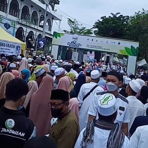 Pedagang Raup Berkah, Ribuan Jamaah Ikuti Haul Guru Tua 