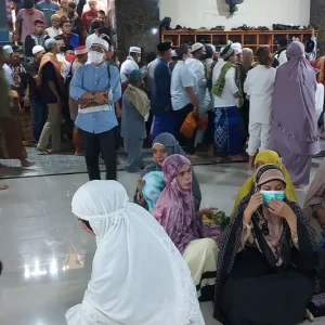 Diwarnai Hujan, Shalat Idul Fitri di Jayapura Berjalan Khidmat