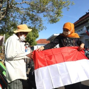 Ratusan Tukang Becak  Terima Bendara  dan Sembako dari Khofifah