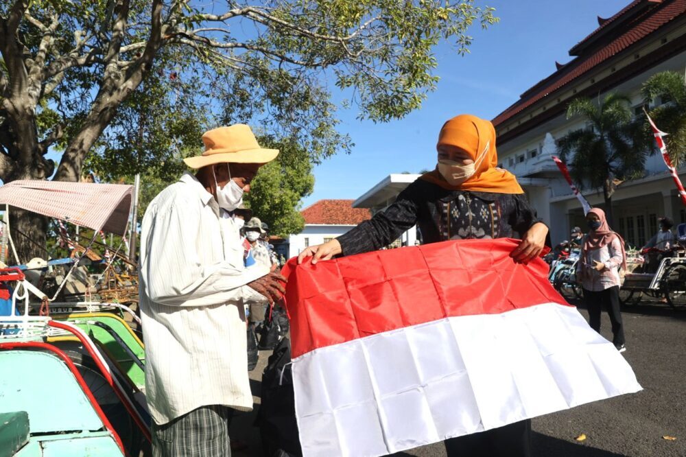 Ratusan Tukang Becak  Terima Bendara  dan Sembako dari Khofifah