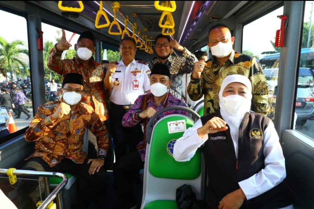 Gubernur Khofifah Nikmati Bus Trans Jatim Koridor I