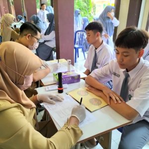 Tim Puskesmas Buduran Screening Siswa MAN Sidoarjo