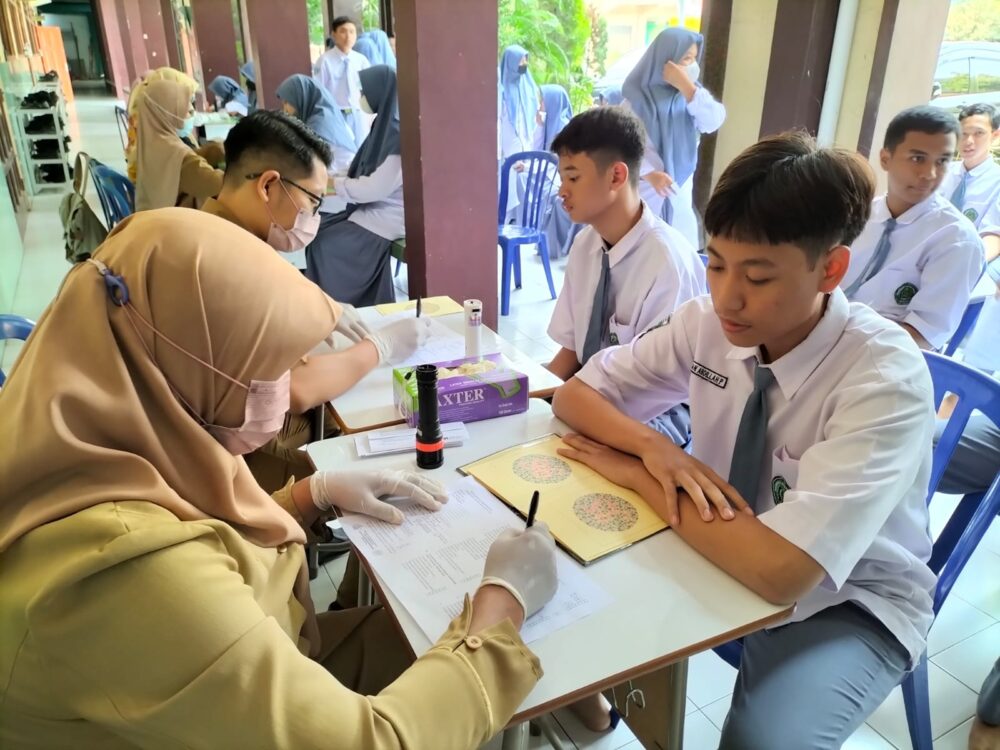 Tim Puskesmas Buduran Screening Siswa MAN Sidoarjo