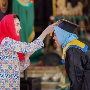 Arumi Bachsin Hadiri Wisuda Sekolah Lansia Tangguh dan Sekolah Keluarga