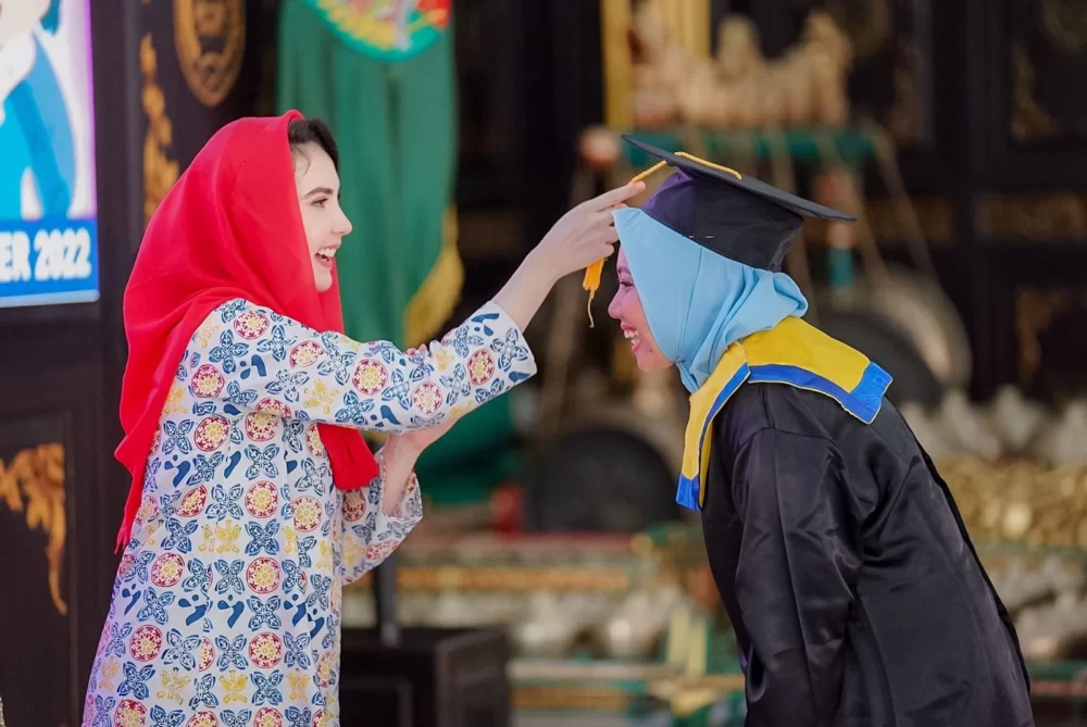 Arumi Bachsin Hadiri Wisuda Sekolah Lansia Tangguh dan Sekolah Keluarga