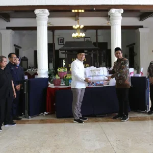 Wali Kota Surabaya Serahkan Bantuan Bencana Alam Sidoarjo, Nilainya Rp 250 Juta