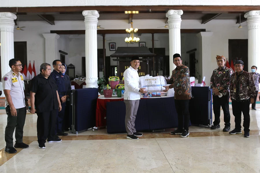 Wali Kota Surabaya Serahkan Bantuan Bencana Alam Sidoarjo, Nilainya Rp 250 Juta