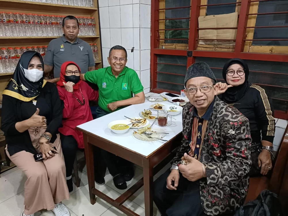 Pembawa Api Porwanas Makan Malam di Cairo