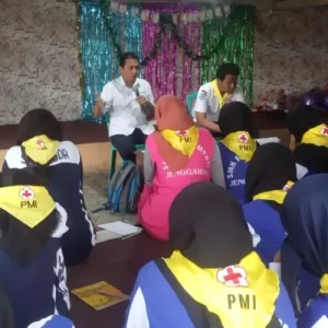 Peringati Hari Relawan, PMR Selatan Gelar Happy Camp di Pantai Asmara Ambulu