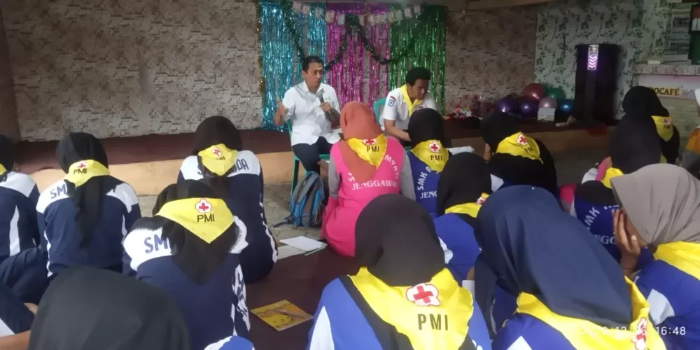 Peringati Hari Relawan, PMR Selatan Gelar Happy Camp di Pantai Asmara Ambulu